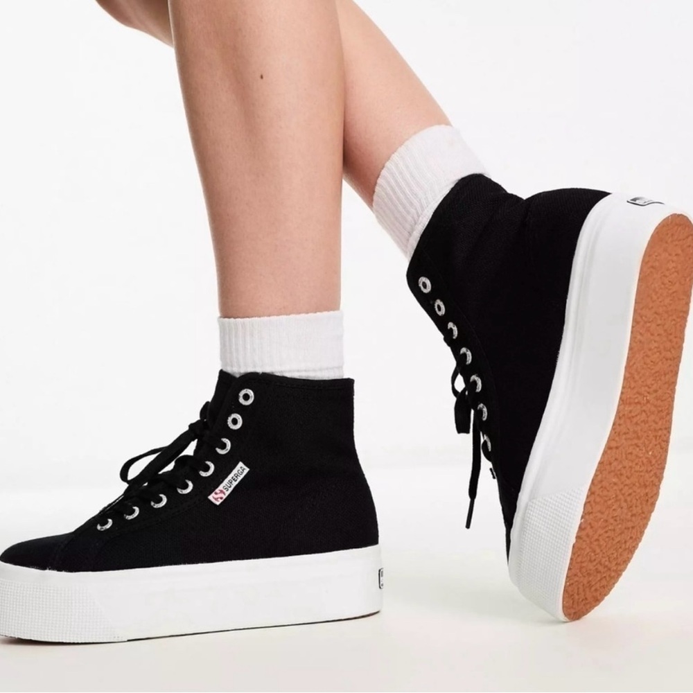 NWT Superga Women’s 2708 Hi Top Sneakers. Size 9.